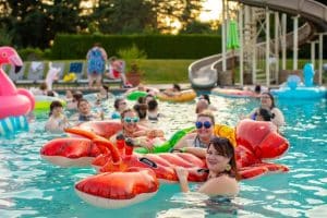 joie de la piscine en famille