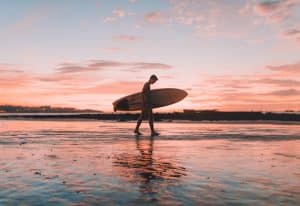 amateur de surf marchant sur la plage à Brétignolles-sur-Mer